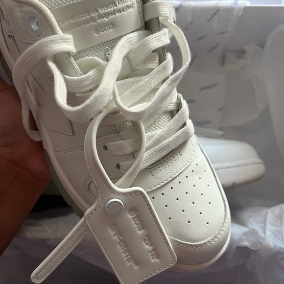 Don’t like the all white. Worn once . Can work with prices in the 300s . - Picture 3 of 6